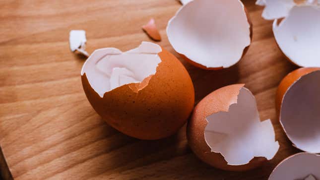 Haufen zerbrochener Eierschalen auf einem Tisch